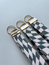 將圖片載入圖庫檢視器 Keychain - wavy checkerboard