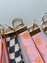 將圖片載入圖庫檢視器 Keychain - wavy checkerboard