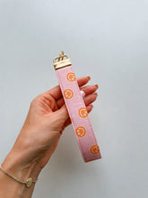 將圖片載入圖庫檢視器 Keychain - pink & orange smileys