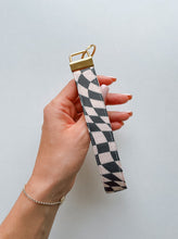 將圖片載入圖庫檢視器 Keychain - wavy checkerboard