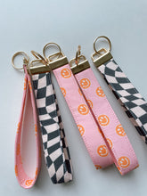 Load image into Gallery viewer, Keychain - pink &amp; orange smileys
