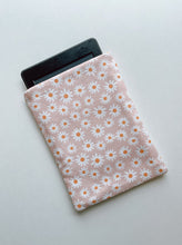 Load image into Gallery viewer, Kindle sleeve - pink daisies
