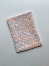 Load image into Gallery viewer, Kindle sleeve - pink daisies
