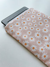 將圖片載入圖庫檢視器 Kindle sleeve - pink daisies
