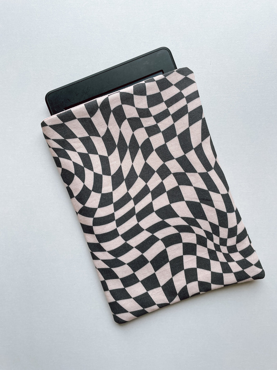Kindle sleeve - wavy checkerboard